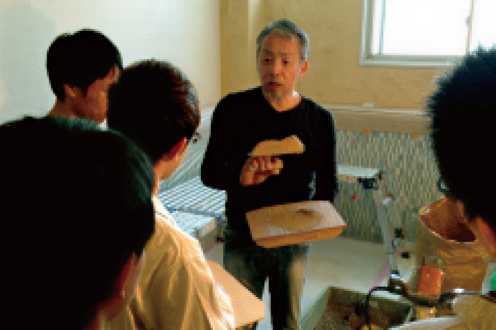 改修工事で作品賞を受賞「学生がつくる土のトイレ」