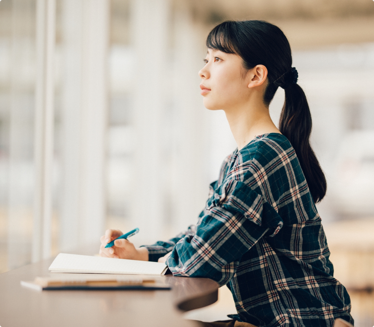 受験日程|勉強する女性